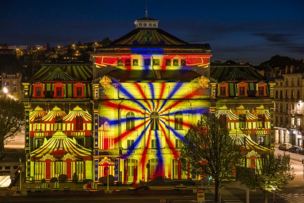 Auvergne - Haute-Loire - Le Puy-en-Velay - Le théatre municipal mis en lumière lors des animations Puy de Lumière.