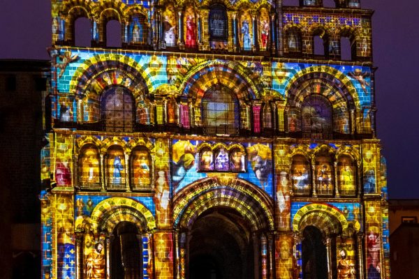 Auvergne-Rhône-Alpes - Haute-Loire - Le Puy-en-Velay - Le spectacle 2020 de l'Hôtel des lumières à la cathédrale.