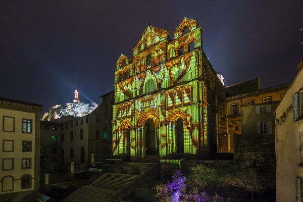 Le Puy-en-Velay - La façade de la cathédrale illuminée lors des animations Le Puy de lumière.